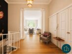 Zwischen Alster und Hofweg: Stilvolles Wohnen mit eigenem Garten im saniertem Altbau - Eingangsbereich mit Blick ins Wohnzimmer