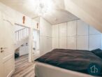 Die Erholung beginnt Zuhause: 3 Zimmer Maisonettewohnung mit TG & Sonnen-Loggia im Niendorfer Gehege - Schlafzimmer 2