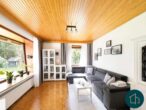 Viel Platz zum Leben: Großzügiges Wohnhaus mit Garten, Teich und eigenem Waldanteil - Wohnzimmer