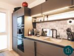 Modern wohnen mit Komfort: Hochwertige Eigentumswohnung mit Balkon und Aufzug in Heiligenhafen - Küche