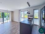 Modern wohnen mit Komfort: Hochwertige Eigentumswohnung mit Balkon und Aufzug in Heiligenhafen - Wohn-Essbereich